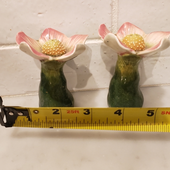 J McCall Signed Ceramic Dogwood Salt And Pepper Shakers - Picture 3 of 8